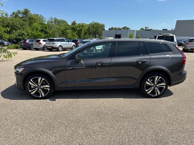 2024 Volvo V60 Cross Country B5 Plus