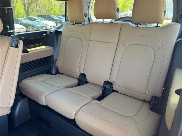 2025 Land Rover Defender P400 X-Dynamic SE