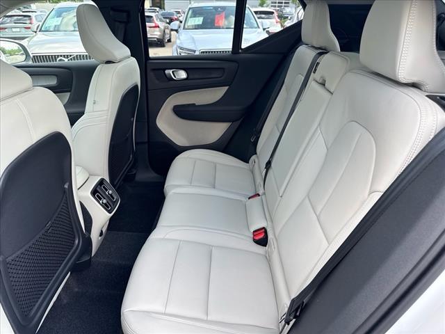 2025 Volvo XC40 B5 Ultra Bright Theme