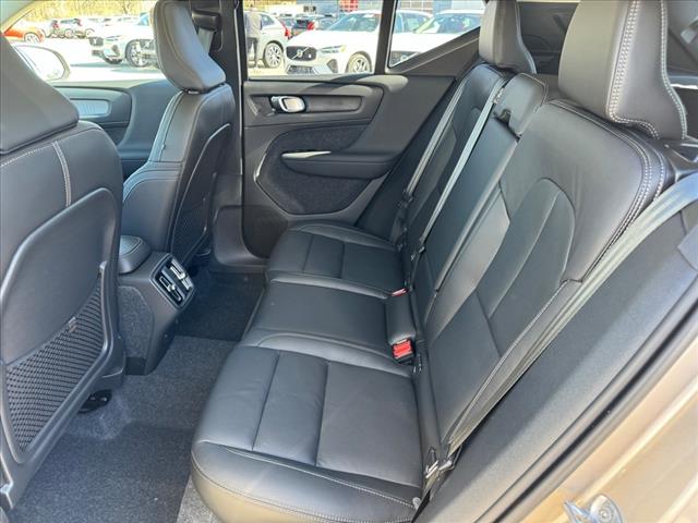 2024 Volvo XC40 B5 Ultimate Bright Theme