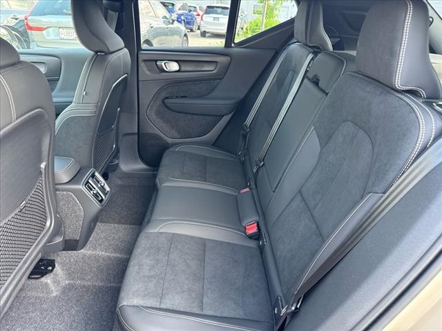 2025 Volvo XC40 B5 Ultra Dark Theme