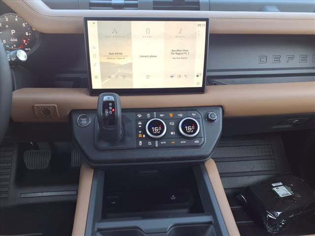 2025 Land Rover Defender P400 X-Dynamic SE