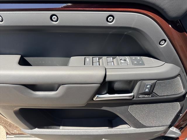 2025 Land Rover Defender P400 X-Dynamic SE