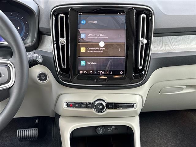 2025 Volvo XC40 B5 Ultra Bright Theme