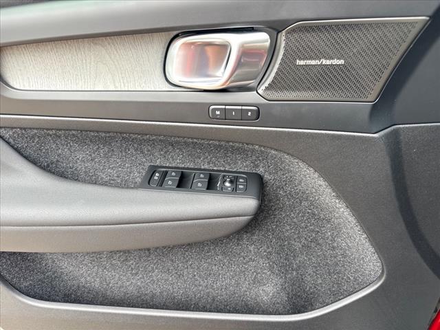 2025 Volvo XC40 B5 Ultra Dark Theme