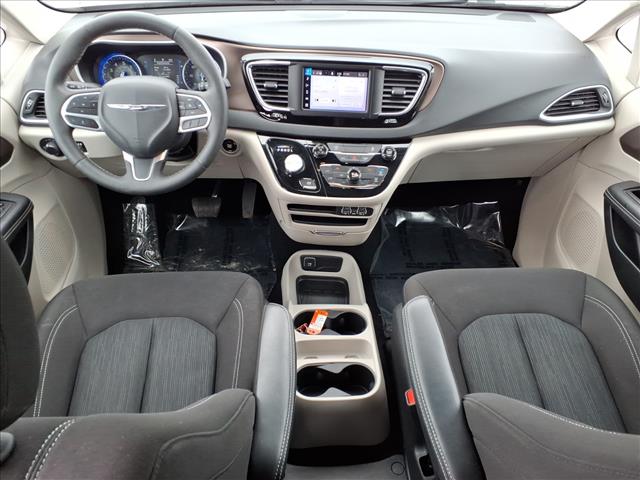 2024 Chrysler Voyager LX:14749