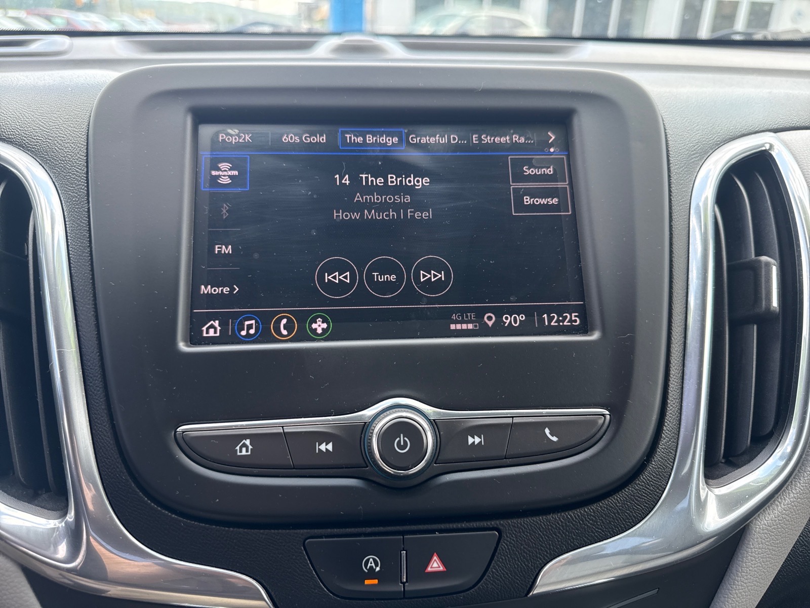 2022 Chevrolet Equinox photo 11 of 18