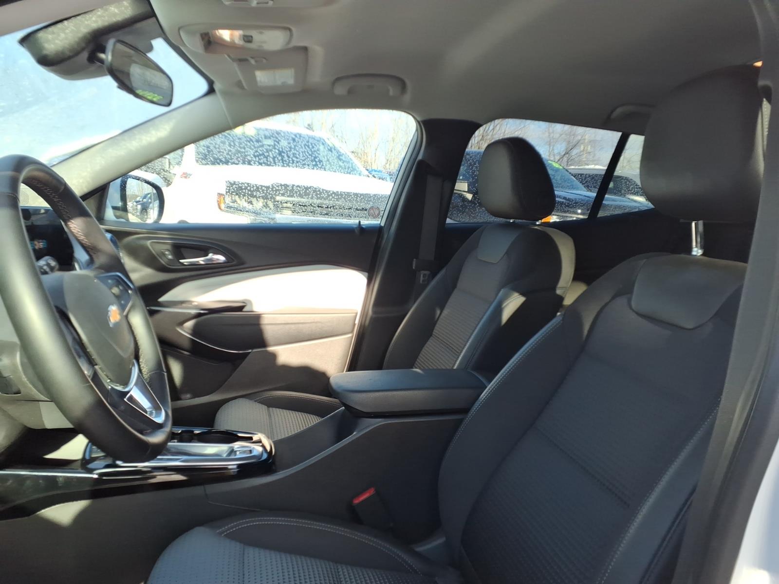 2025 Chevrolet Trax LT Summit White (gaz) at Memorial Highway Chevrolet
