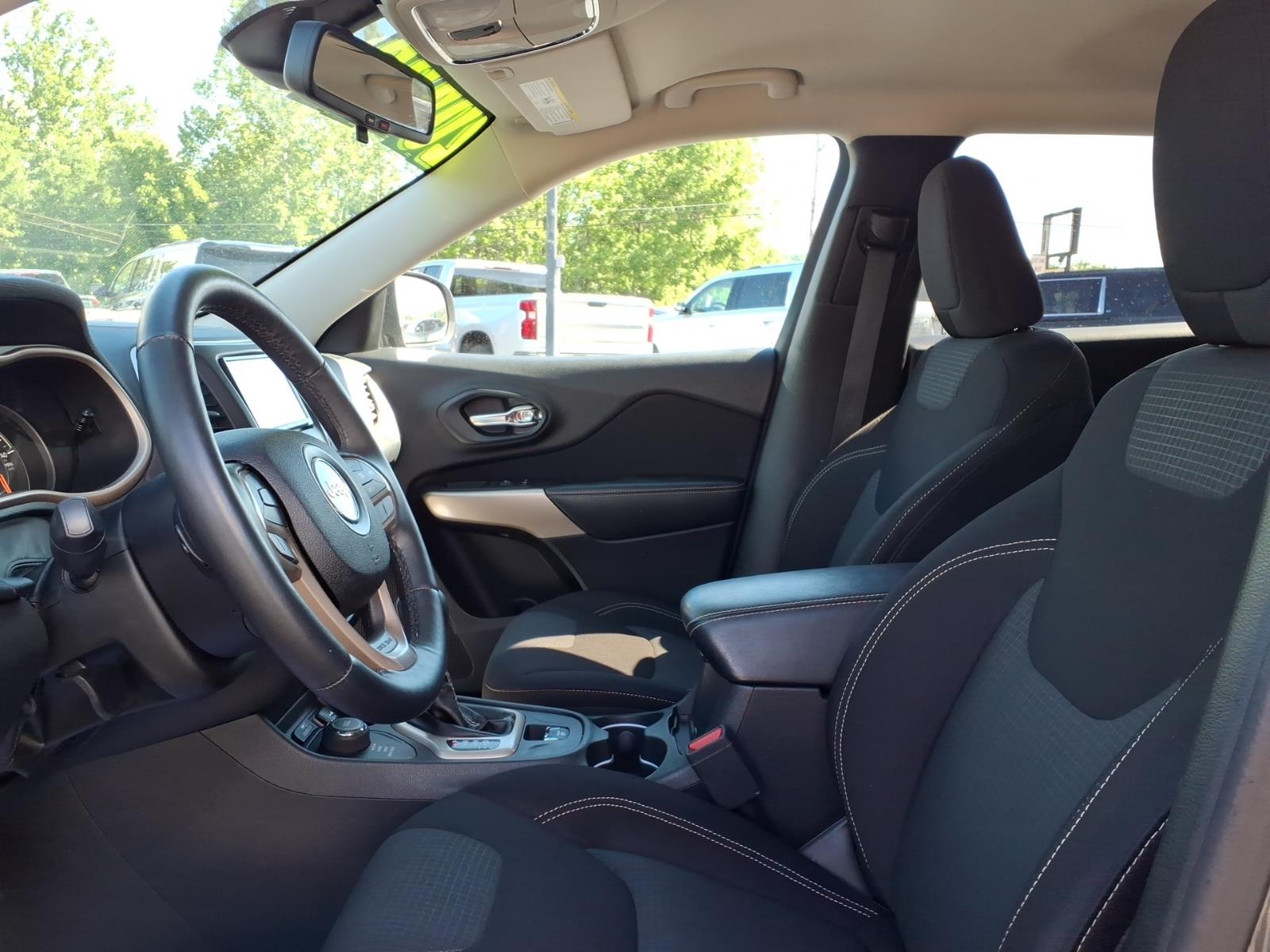 2017 Jeep Cherokee photo 12 of 25