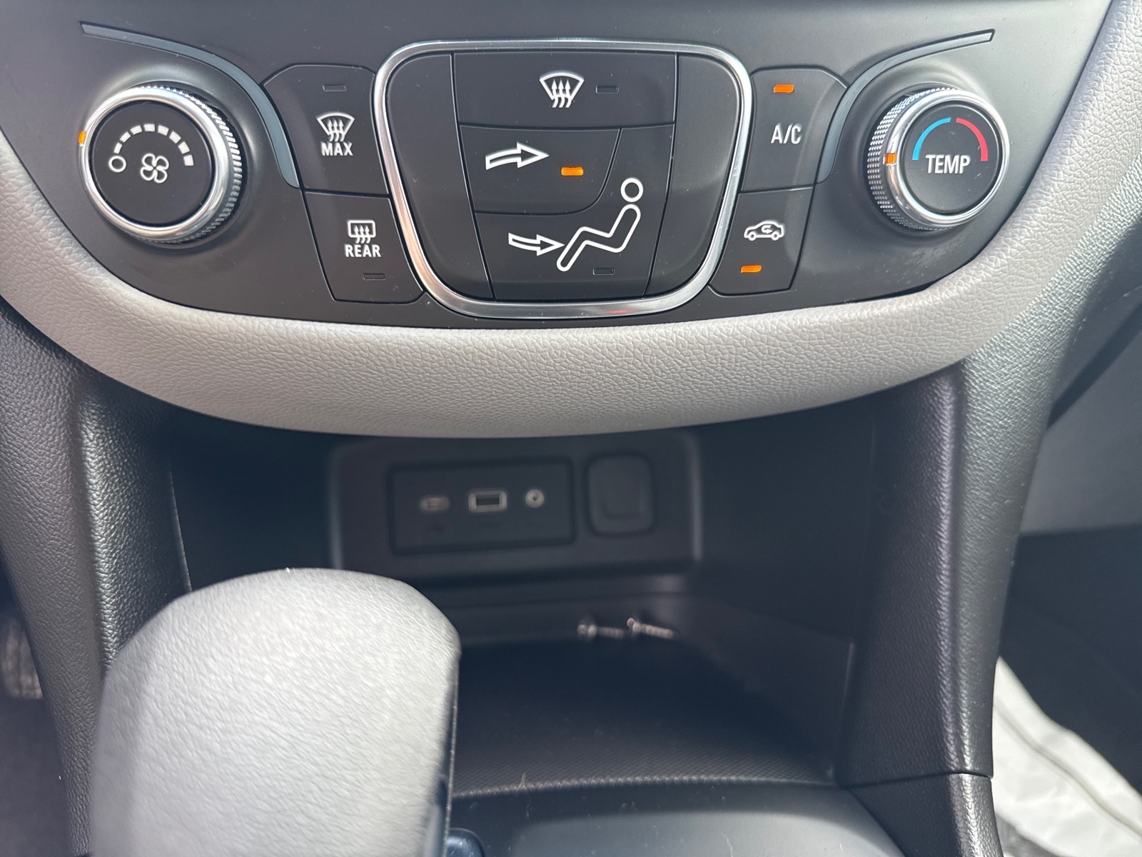 2022 Chevrolet Equinox photo 12 of 18