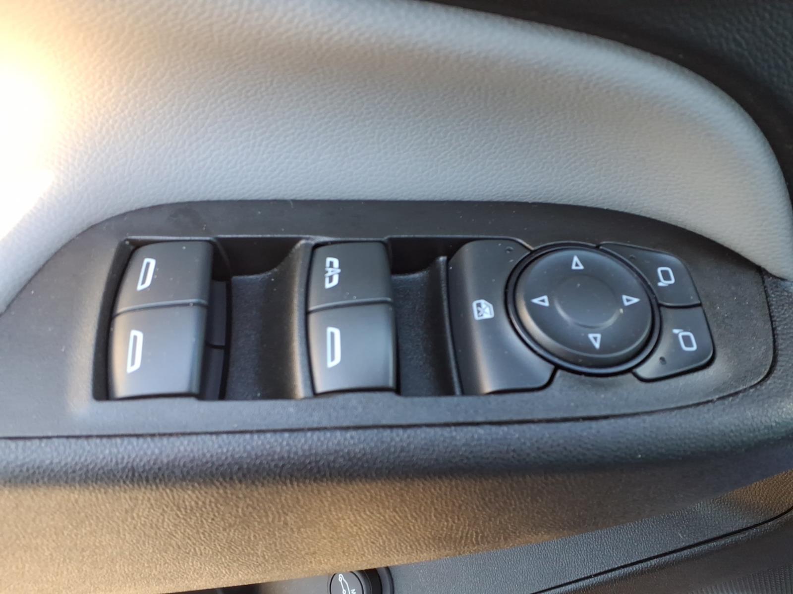 2023 Chevrolet Equinox photo 14 of 27