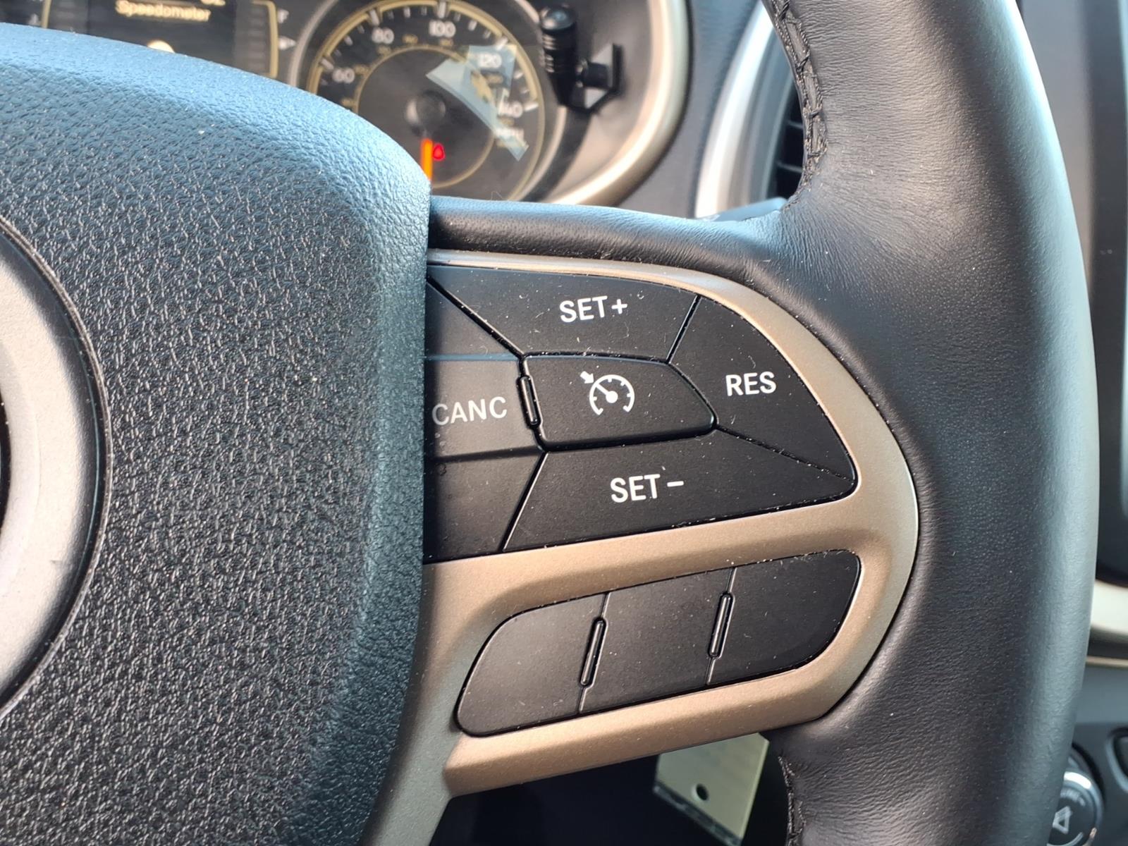 2017 Jeep Cherokee photo 17 of 25