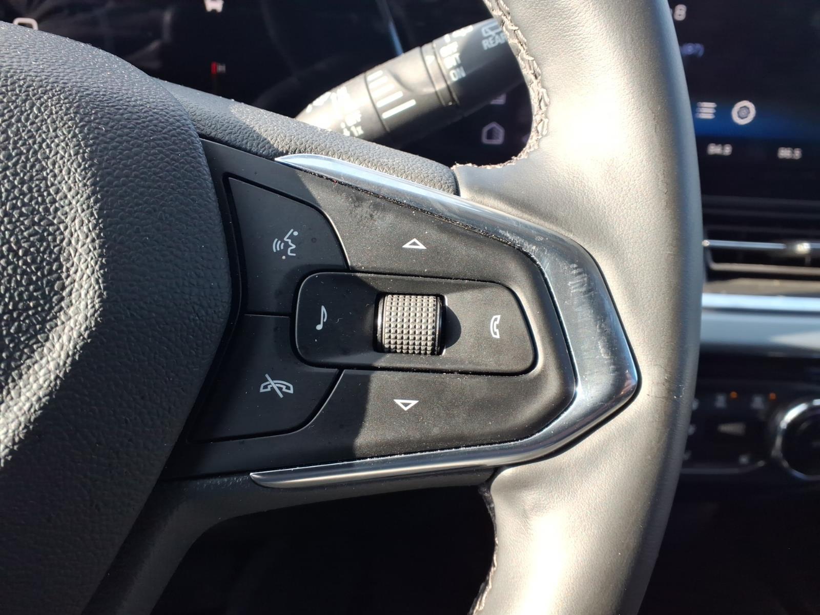 2025 Chevrolet Trax LT Summit White (gaz) at Memorial Highway Chevrolet