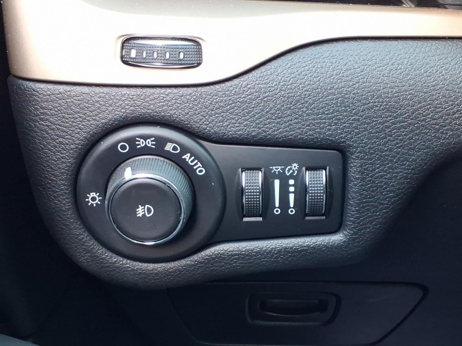 2017 Jeep Cherokee photo 18 of 25