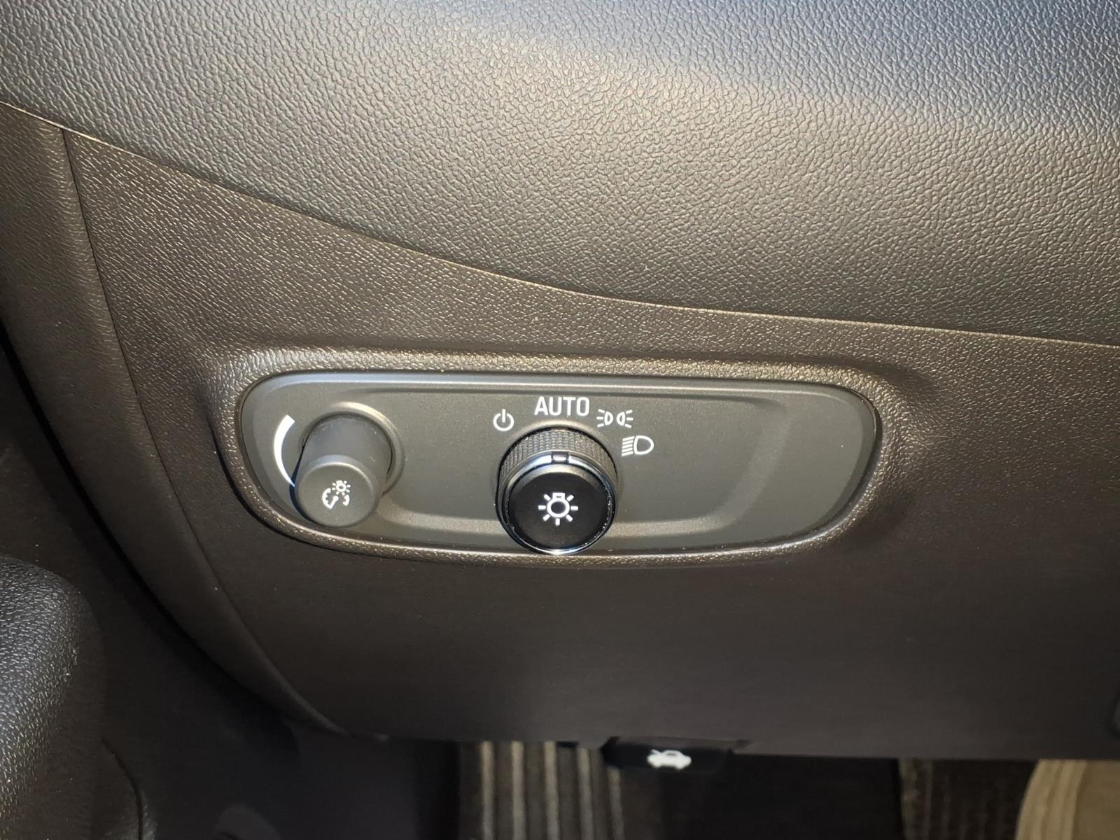 2023 Chevrolet Equinox photo 18 of 27