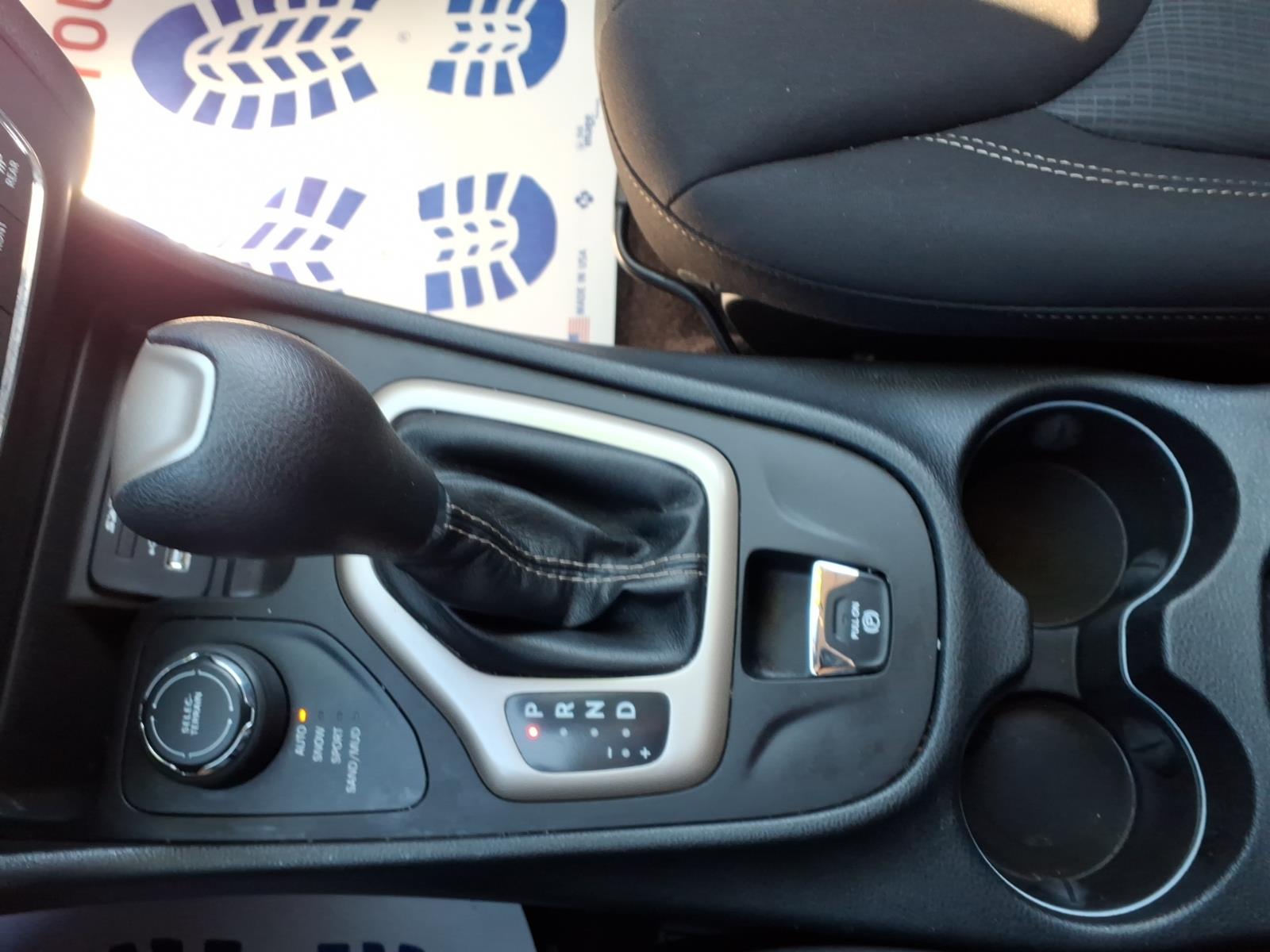 2017 Jeep Cherokee photo 23 of 25