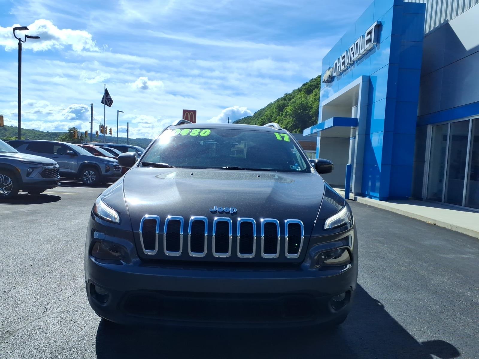 2017 Jeep Cherokee photo 2 of 25