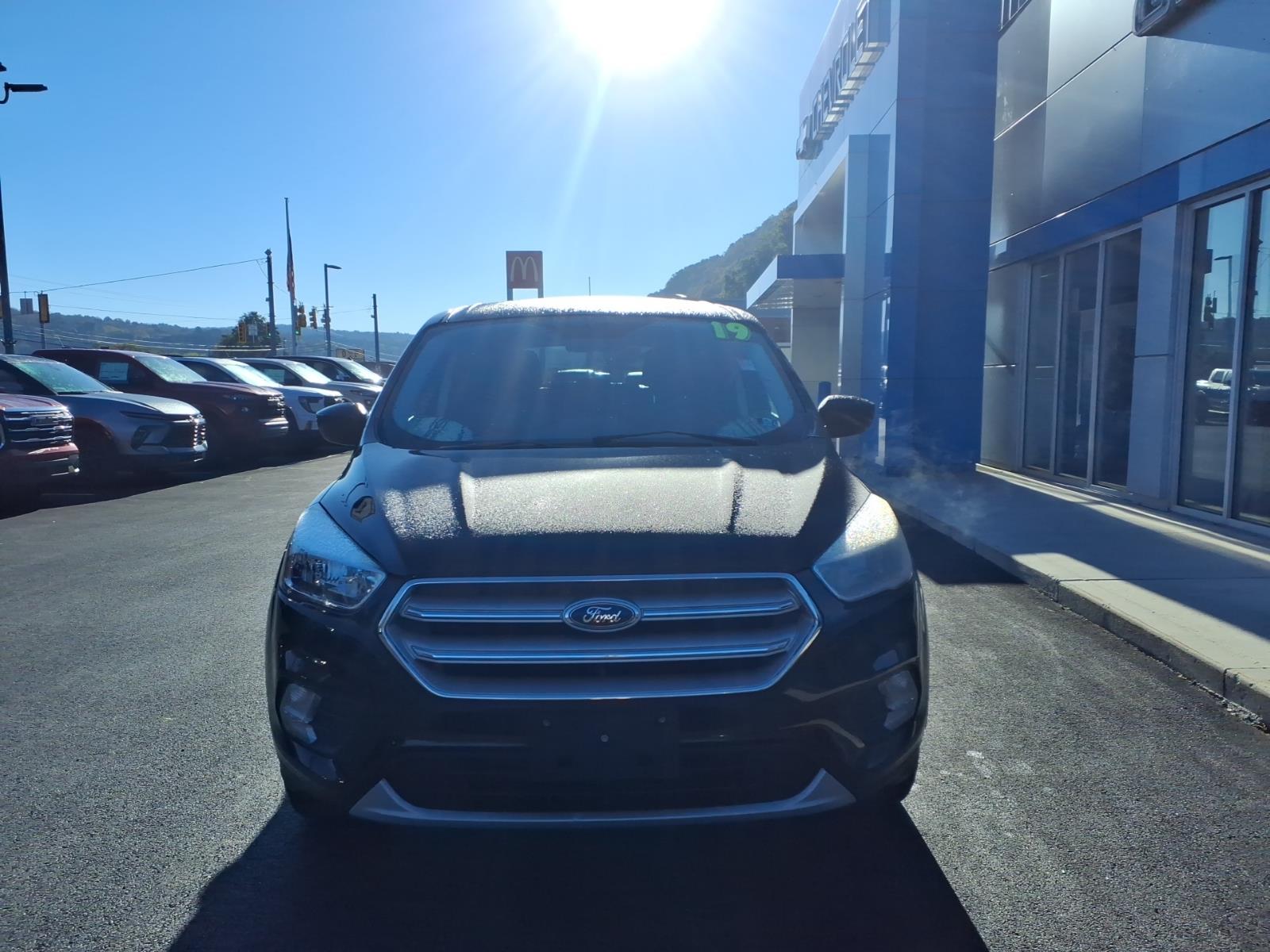 2019 Ford Escape photo 2 of 27