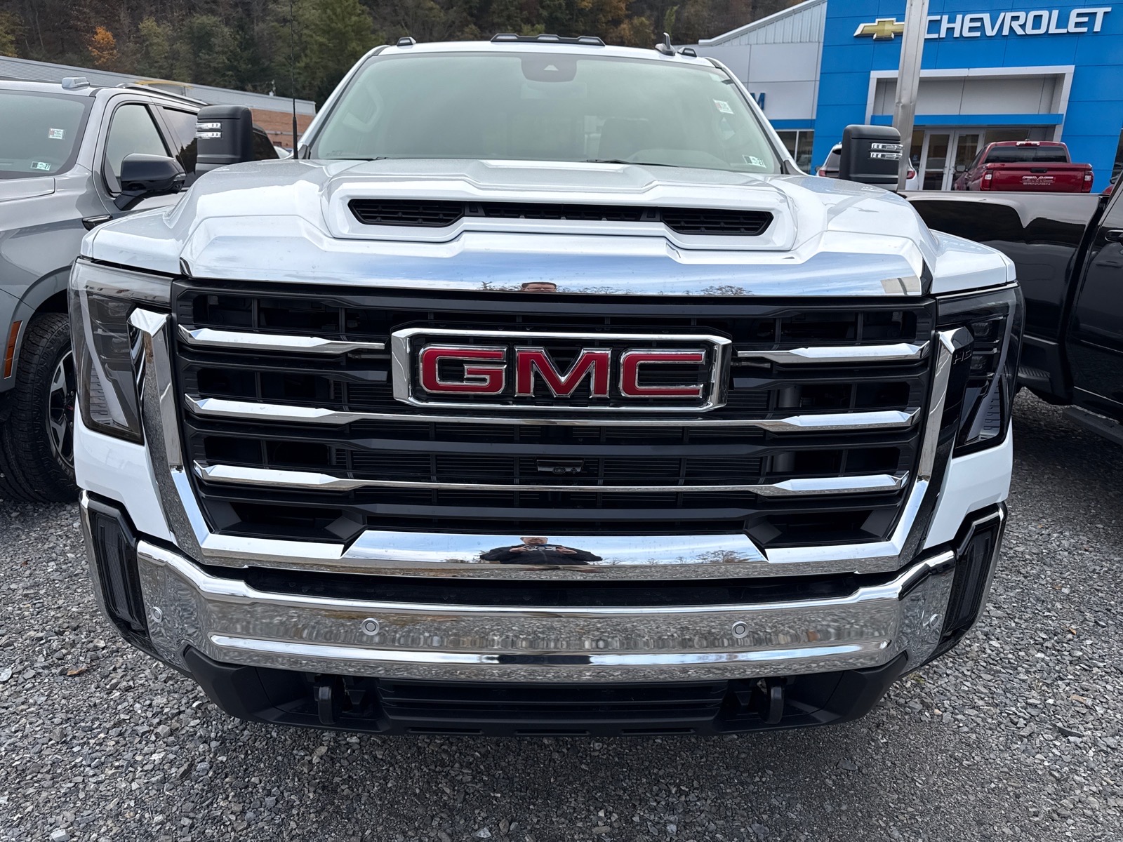 2026 GMC Sierra 2500HD photo 2 of 13