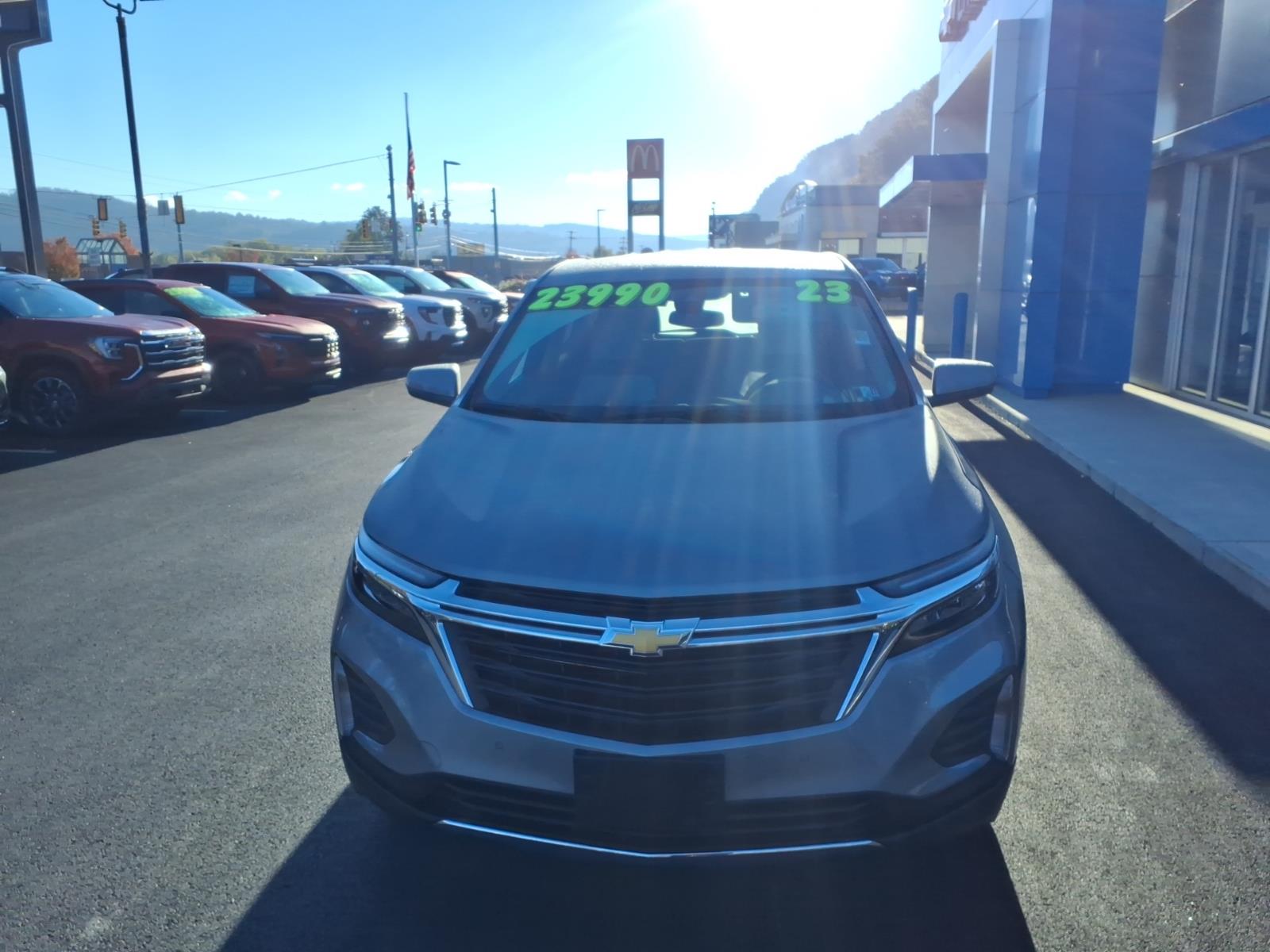 2023 Chevrolet Equinox photo 2 of 27