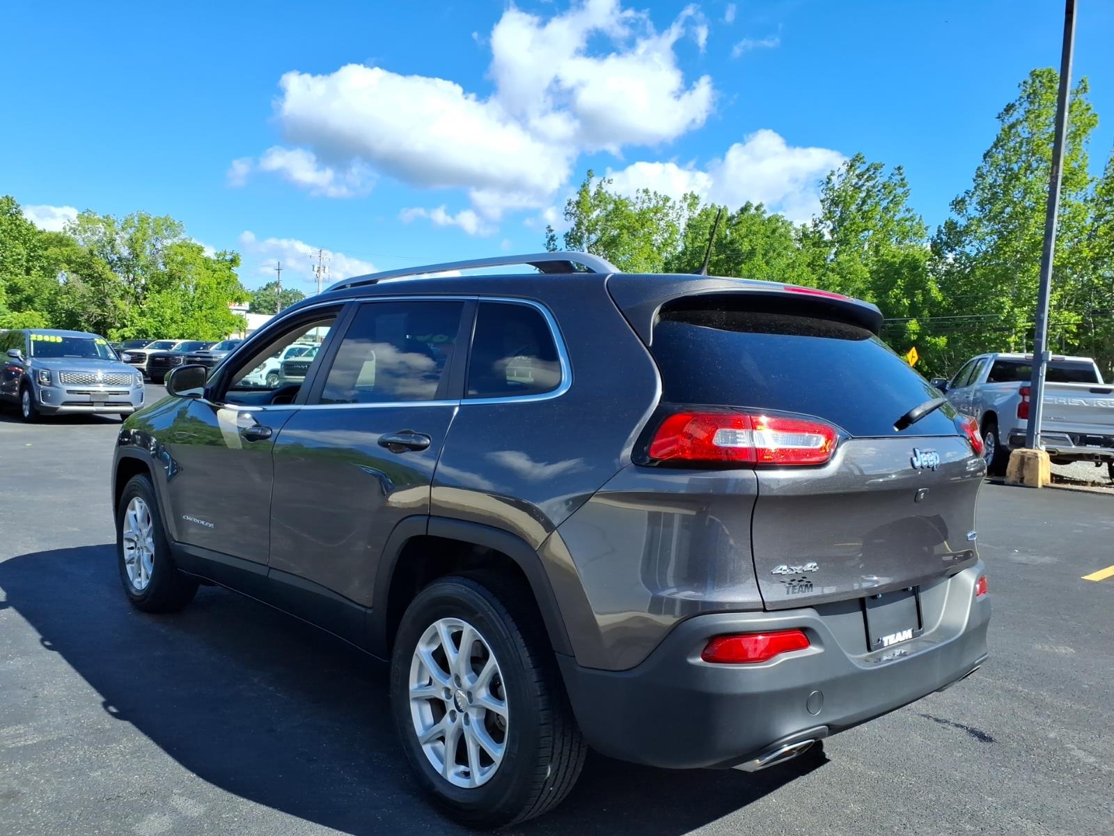 2017 Jeep Cherokee photo 4 of 25