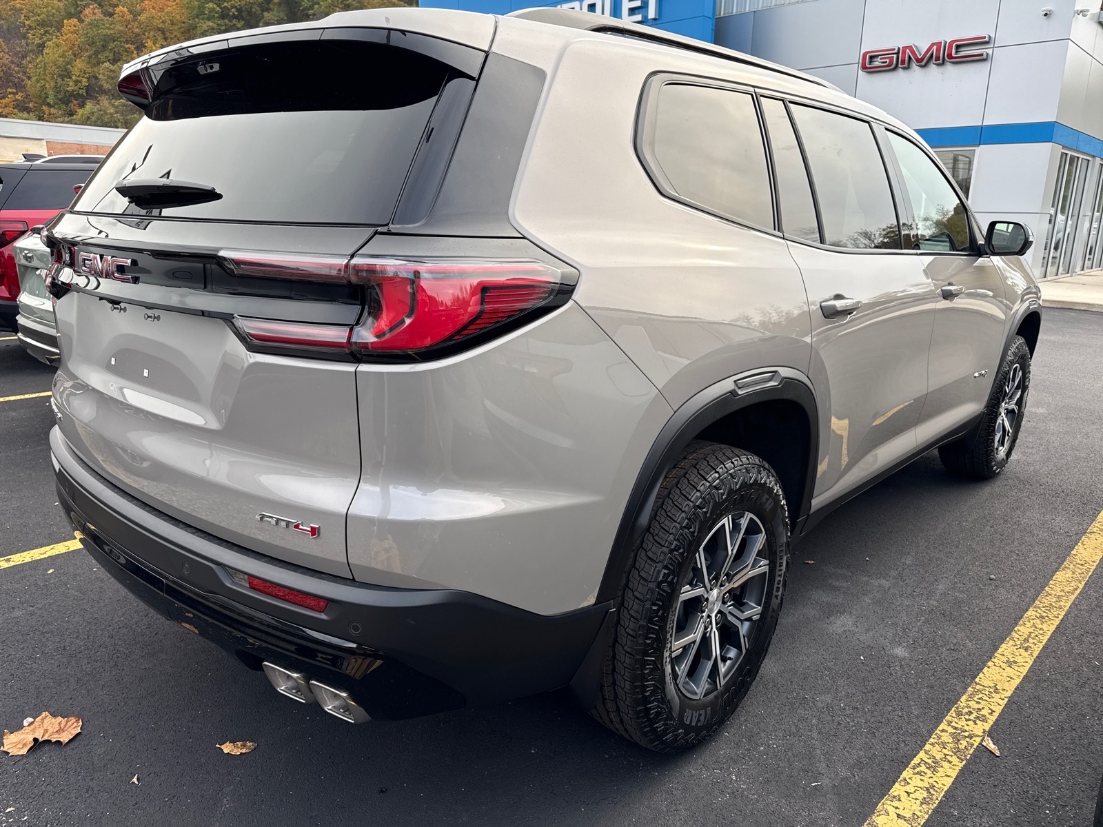 2027 GMC Acadia photo 4 of 8