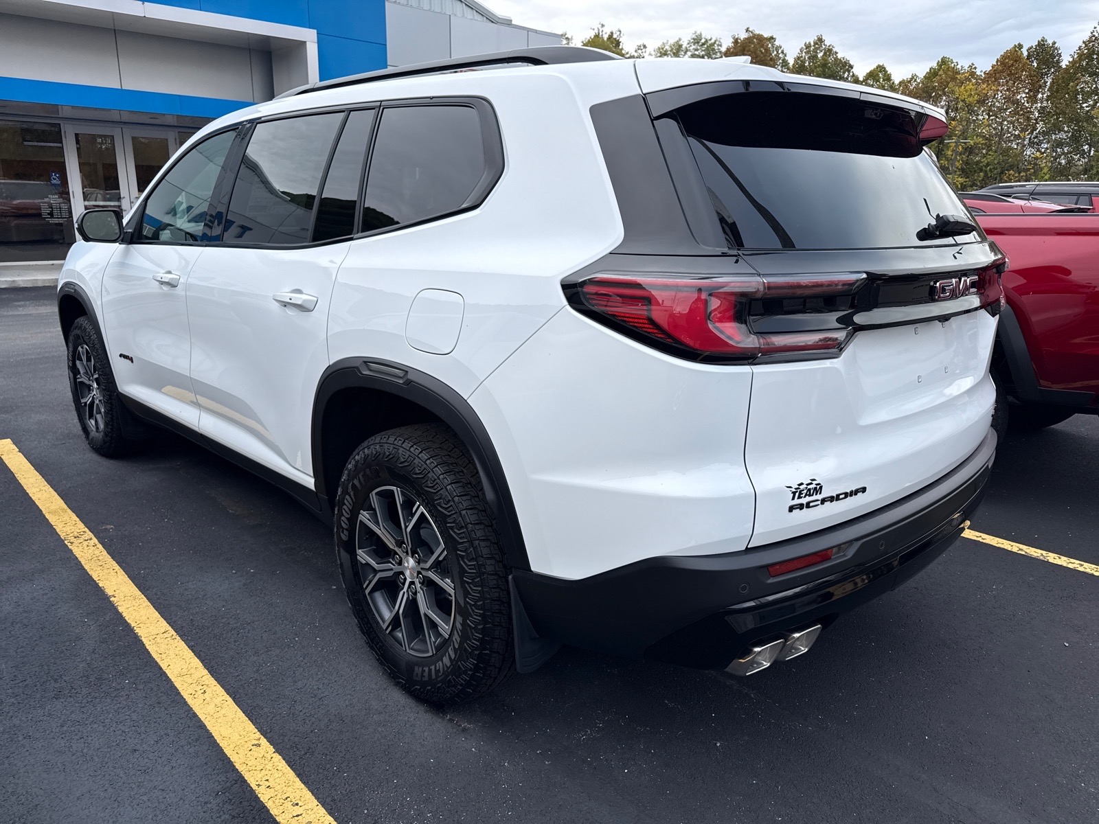 2026 GMC Acadia photo 4 of 8