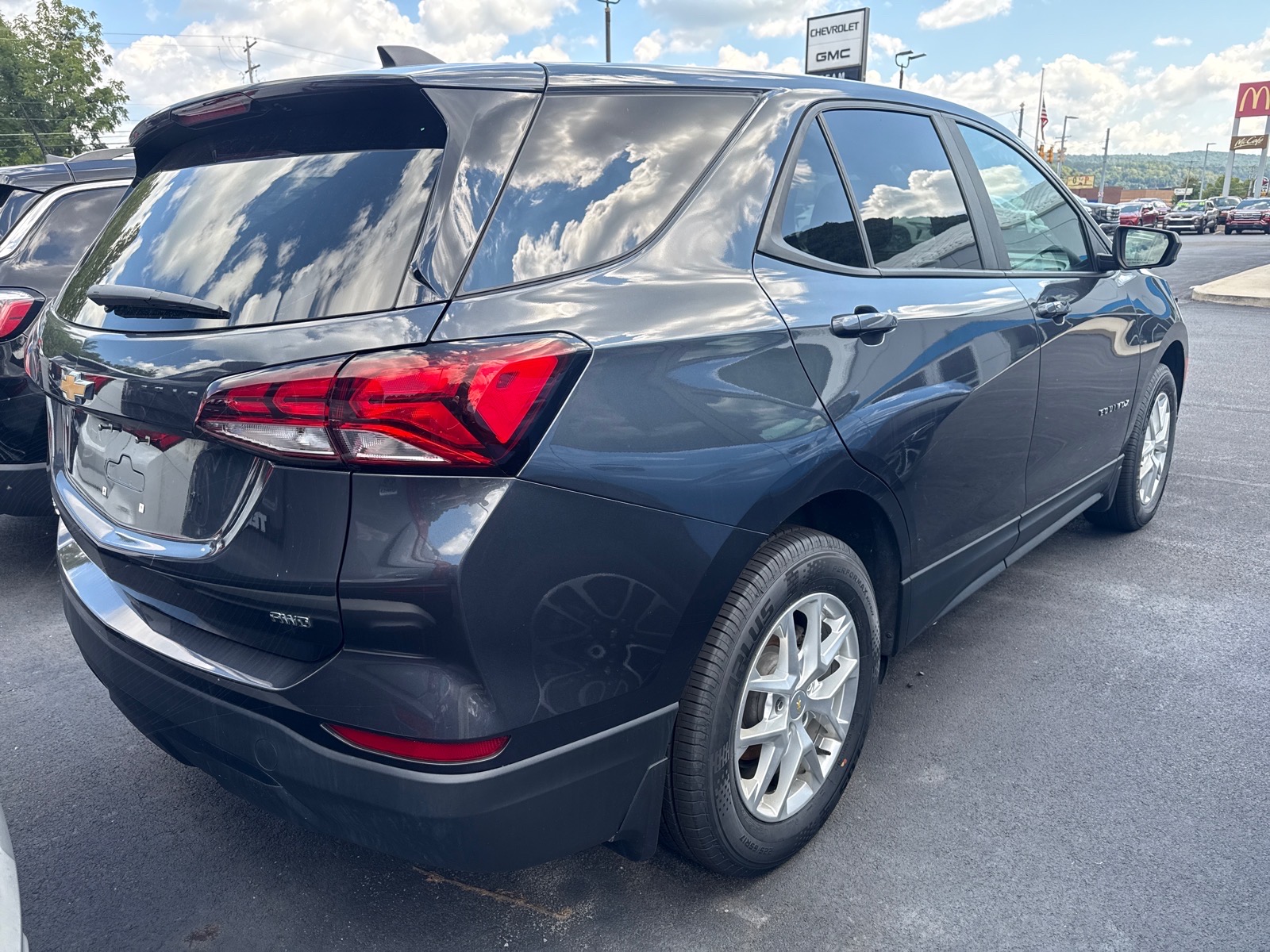 2022 Chevrolet Equinox photo 4 of 18