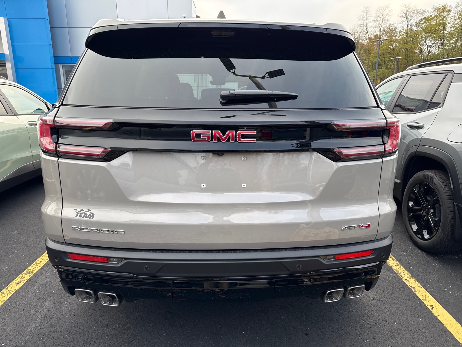 2027 GMC Acadia photo 5 of 8