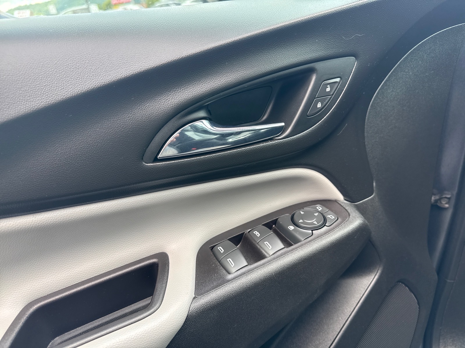 2022 Chevrolet Equinox photo 7 of 18