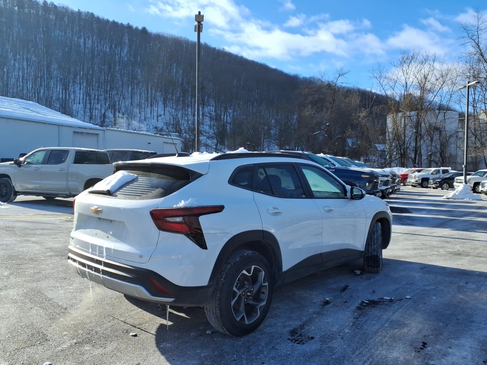 2025 Chevrolet Trax LT Summit White (gaz) at Memorial Highway Chevrolet
