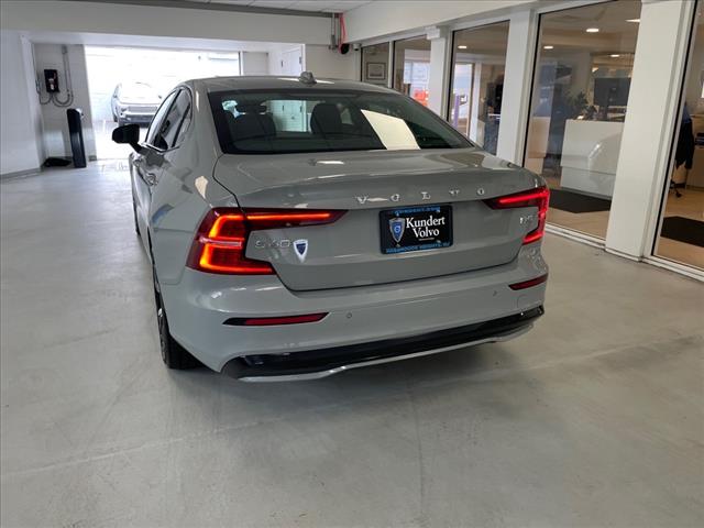 2024 Volvo S60 B5 Core Dark Theme - Photo 10