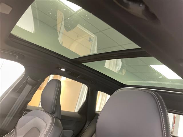 2022 Volvo XC60 B5 R-Design - Photo 17