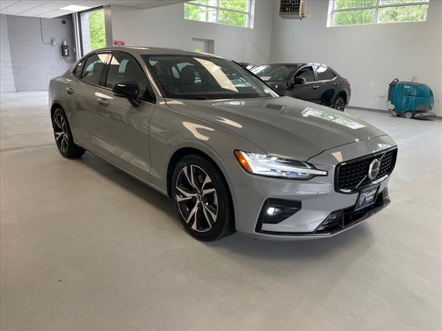 2024 Volvo S60 B5 Core Dark Theme - Photo 1