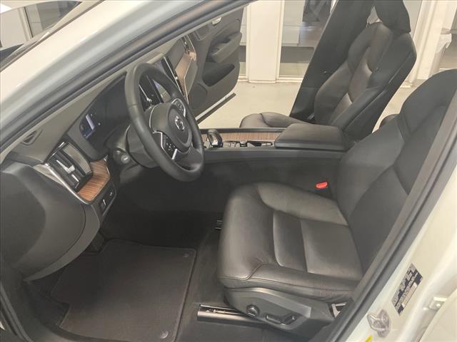 2022 Volvo XC60 B5 Momentum - Photo 22