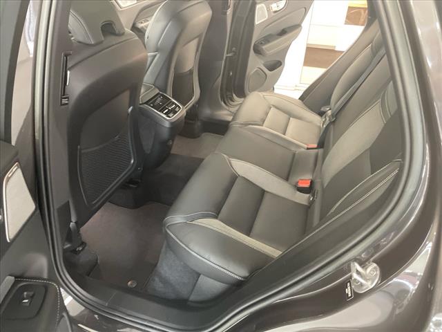 2022 Volvo XC60 B5 R-Design - Photo 23