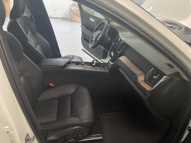 2022 Volvo XC60 B5 Momentum - Photo 25