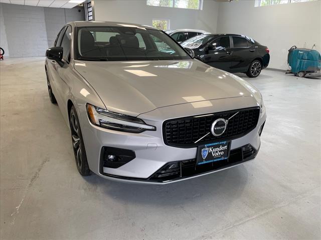 2024 Volvo S60 B5 Core Dark Theme - Photo 2