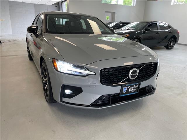 2024 Volvo S60 B5 Core Dark Theme - Photo 2