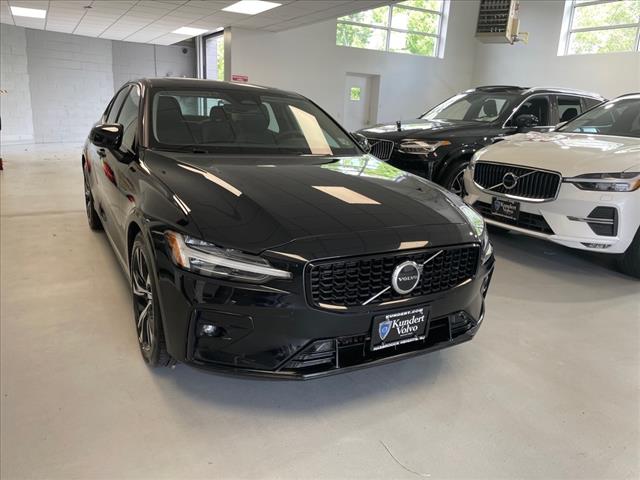 2024 Volvo S60 B5 Core Dark Theme - Photo 2