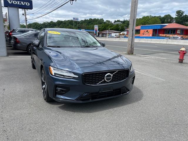 2024 Volvo S60 B5 Core Dark Theme - Photo 2