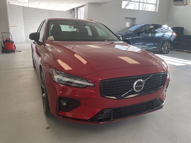 2024 Volvo S60 B5 Plus Dark Theme - Photo 2