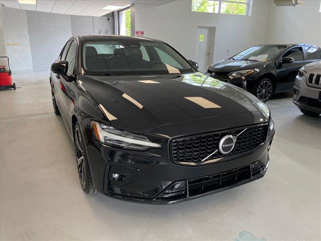 2024 Volvo S60 B5 Core Dark Theme - Photo 2