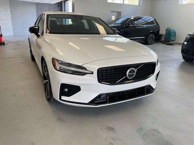 2024 Volvo S60 B5 Plus Dark Theme - Photo 2