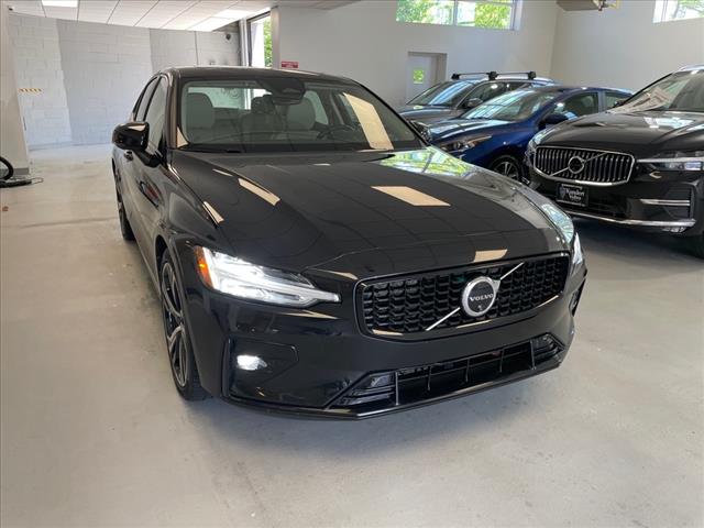 2024 Volvo S60 B5 Plus Dark Theme - Photo 2