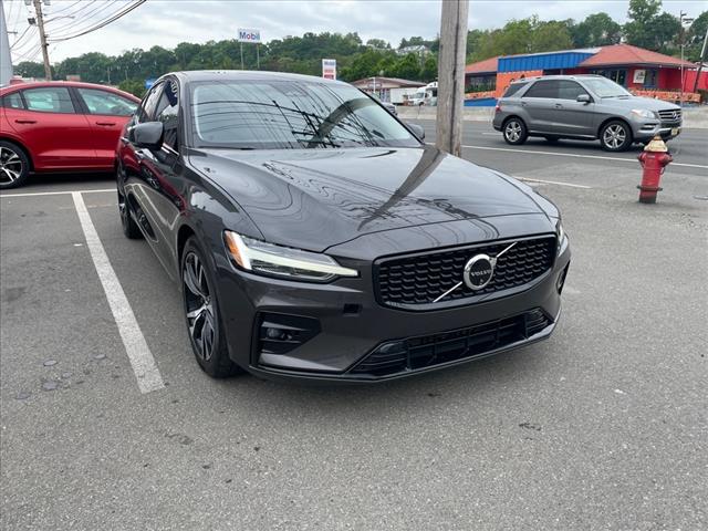 2024 Volvo S60 B5 Plus Dark Theme - Photo 2