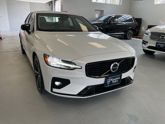 2023 Volvo S60 B5 Plus Dark Theme - Photo 2