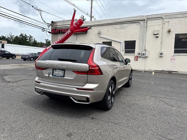 2025 Volvo XC60 T8 Plus - Photo 2