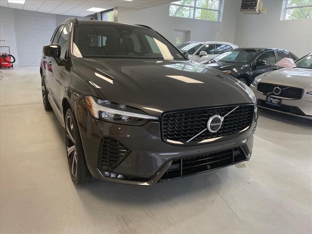 2022 Volvo XC60 B5 R-Design - Photo 2