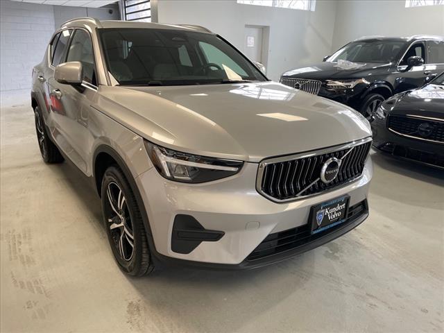 2025 Volvo XC40 B5 Core Bright Theme - Photo 2